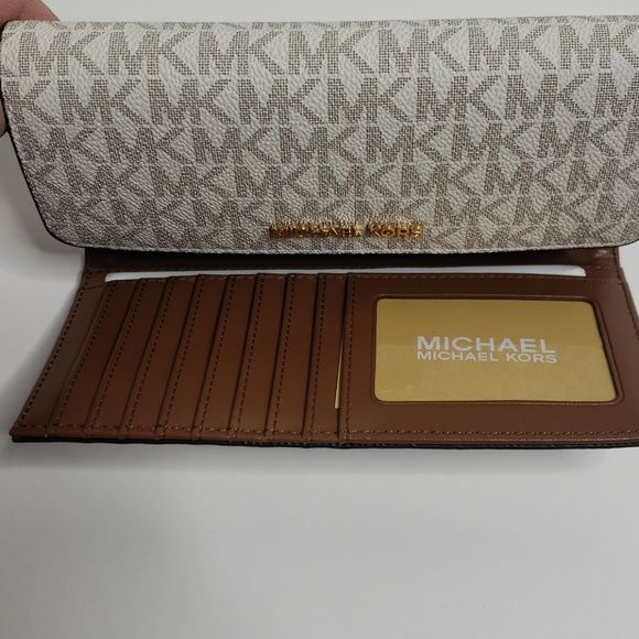 Michael Kors Charlotte Large Tote Set - Picture 9 of 10